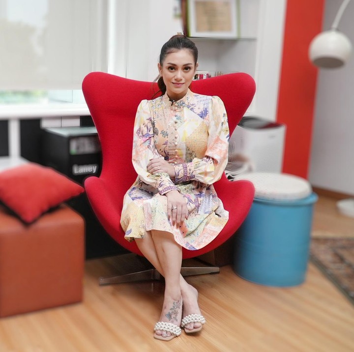 <p>Selain mengasuh buah hatinya, Celine juga disibukkan dengan pekerjan di dunia hiburan nih. (Foto: Atmaja Kurniawan)</p>
