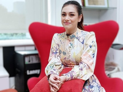 7 Potret Celine Evangelista, Bunda 4 Anak yang Kini Sibuk Jadi Working Mom
