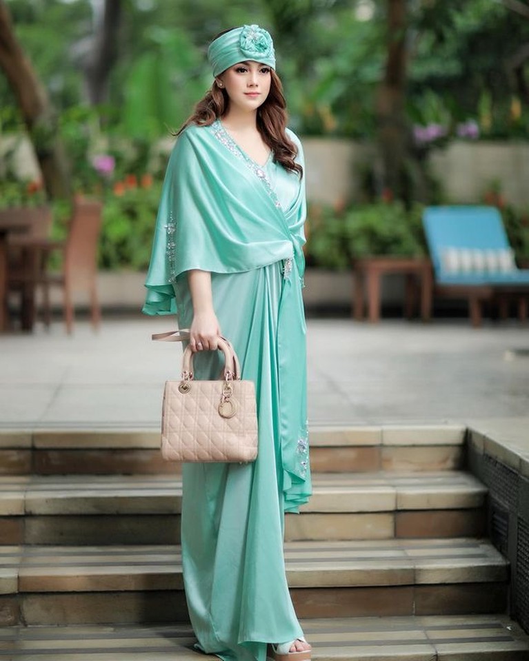 Celine Evangelista pakai hijab