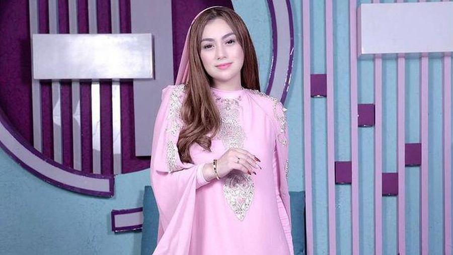Celine Evangelista pakai hijab