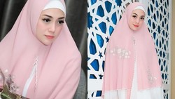 img-title Diisukan Mualaf, 7 Potret Celine Evangelista Nyaman Pakai Hijab & Gamis