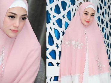 Diisukan Mualaf, 7 Potret Celine Evangelista Nyaman Pakai Hijab & Gamis