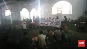 Spanduk Simpatisan Wadas Terbentang saat Ganjar di Masjid UGM