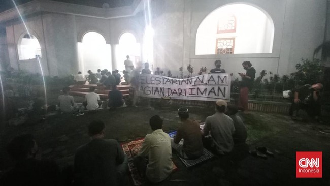 Di luar Masjid UGM Jogja yang menjadi tempat Ganjar ceramah tarawih malam ini terpampang spanduk kain bertuliskan 'Kelestarian Alam Bagian dari Iman'.