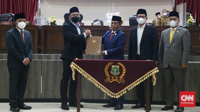 DPRD Banten akan mengusulkan pemberhentian Wahidin Halim dan Andika Hazrumy dari jabatan Gubernur dan Wakil Gubernur Banten karena telah habis masa jabatannya.