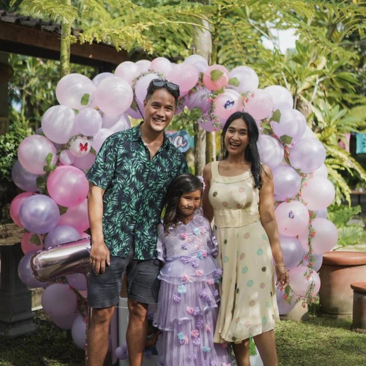 <p>Ekspresi bahagia Happy Salma dan suami setelah memberikan Si Sulung kebahagiaan di acara ulang tahunnya. Semoga Kinandari tumbuh menjadi anak yang bahagia dan menyayangi kedua orang tuanya ya Bunda. (Foto: Instagram @happysalma)</p>