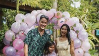 <p>Ekspresi bahagia Happy Salma dan suami setelah memberikan Si Sulung kebahagiaan di acara ulang tahunnya. Semoga Kinandari tumbuh menjadi anak yang bahagia dan menyayangi kedua orang tuanya ya Bunda. (Foto: Instagram @happysalma)</p>