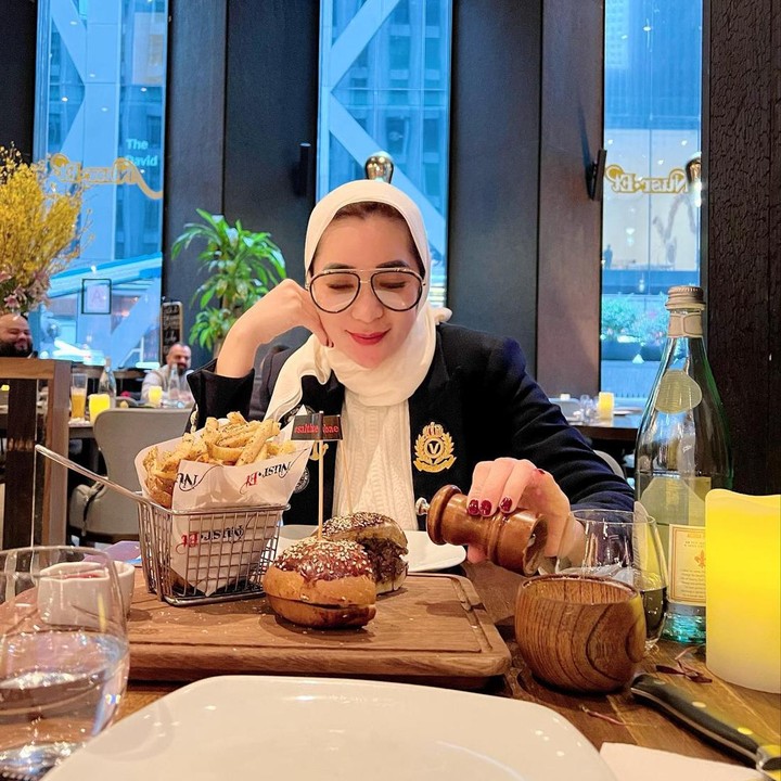 <p>Berlibur ke luar negeri belum afdol kalau tidak menjajal kuliner. Erin Taulany juga melakukan wisata kuliner dengan mencoba berbagai menu di restoran mewah. (Foto: Instagram @erintaulany)</p>