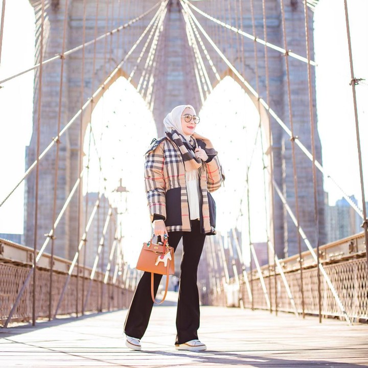<p>Di jembatan tersebut, Erin Taulany tak lupa menampilkan potret OOTD lengkap dengan kacamata dan tas Hermes untuk melengkapi <em>outfit</em>-nya, Bunda. (Foto: Instagram @erintaulany)</p>