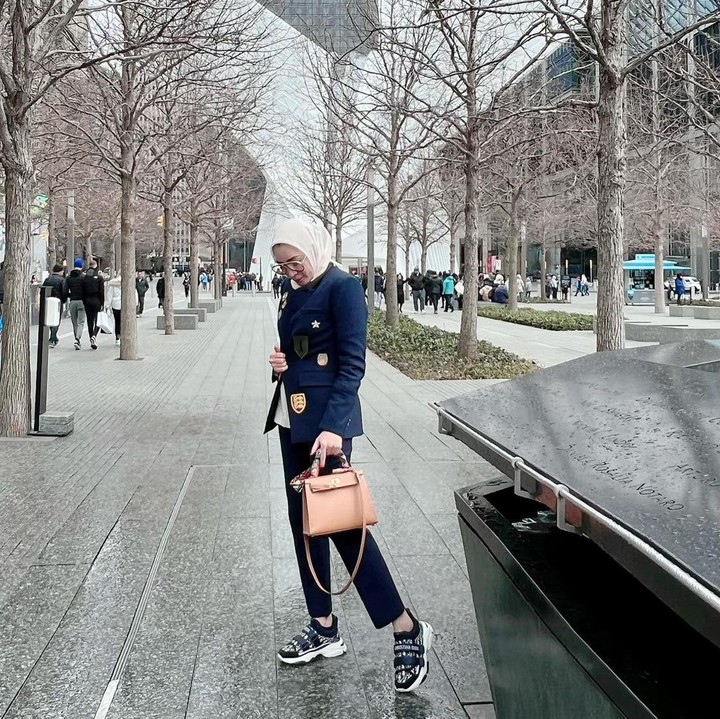 <p>Di kesempatan lain, Erin Taulany juga tampil lebih santai dengan setelan <em>outfit</em> berwarna gelap. Ia masih tak melepas tas Hermes berwarna cokelat yang dibawa menyusuri jalanan New York. (Foto: Instagram @erintaulany)</p>