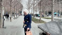 <p>Di kesempatan lain, Erin Taulany juga tampil lebih santai dengan setelan <em>outfit</em> berwarna gelap. Ia masih tak melepas tas Hermes berwarna cokelat yang dibawa menyusuri jalanan New York. (Foto: Instagram @erintaulany)</p>