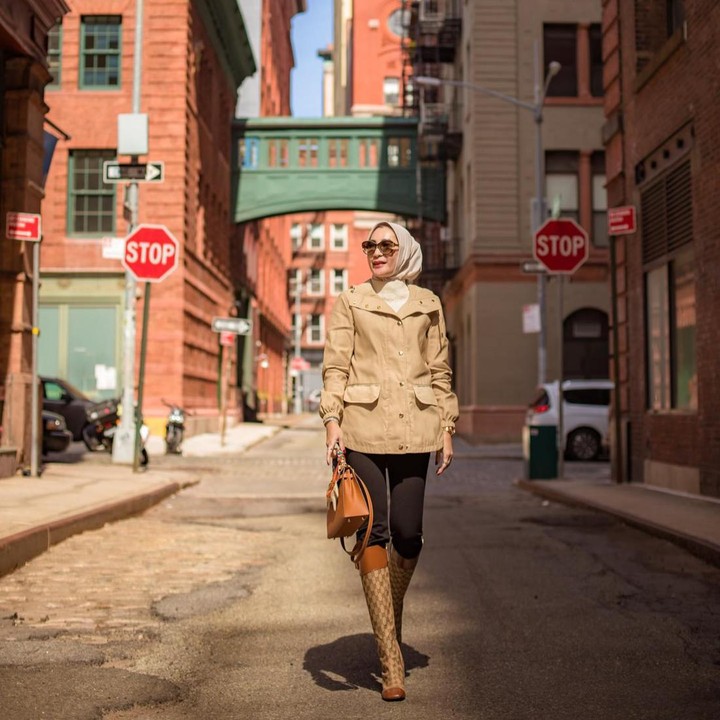 <p>Setibanya di Amerika Serikat, Erin Taulany langsung menyusuri kota-kota populer di negara tersebut. Bak sosialita, ia tampil mengenakan <em>outfit</em> modis bernuansa glamor. (Foto: Instagram @erintaulany)</p>