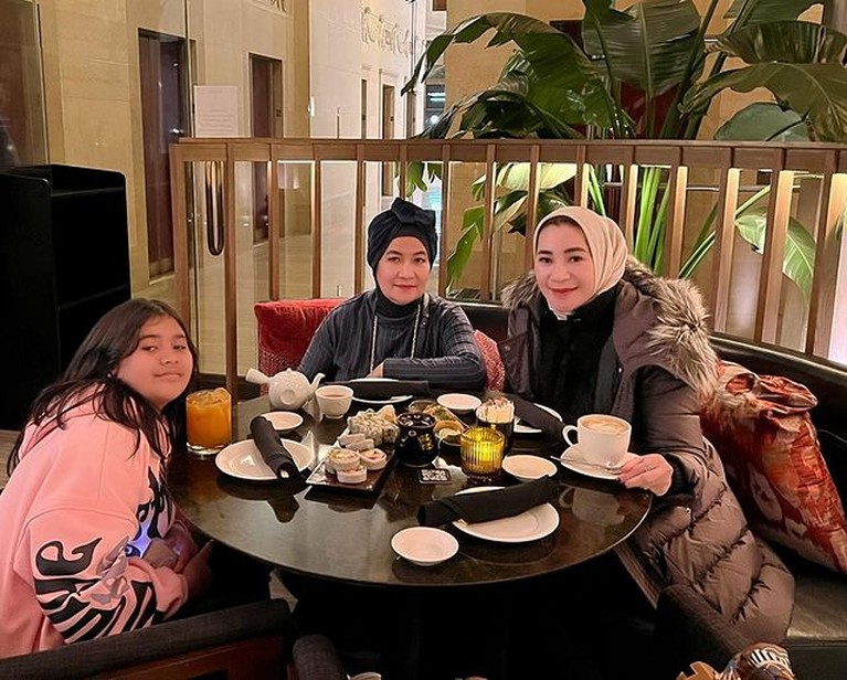 Erin Taulany istri Andre Taulany dan anak bungsu jalani puasa ramadan di Amerika.