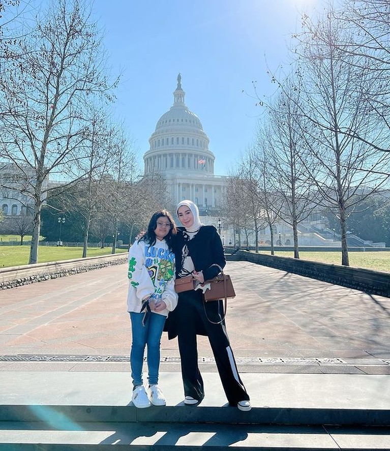 Erin Taulany dan sang putri Erin Taulany istri Andre Taulany dan anak bungsu jalani puasa ramadan di Amerika.