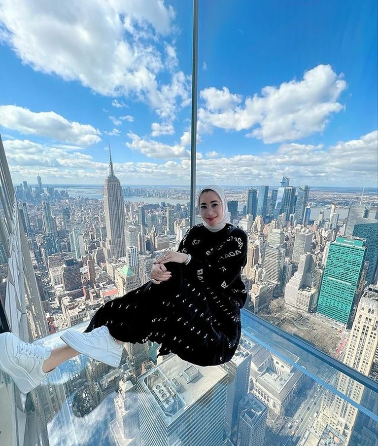 Erin Taulany dan sang putri Erin Taulany istri Andre Taulany dan anak bungsu jalani puasa ramadan di Amerika.