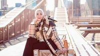 <p>Erin Taulany mengenakan setelan <em>otufit</em> berwarna <em>earthy tone</em> berupa <em>winter coat</em> yang dipadu bersama celana dan <em>sneakers.</em> Ia memakai <em>outfit</em> tersebut ketika berpose di tempat-tempat ikonik, seperti Brooklyn Bridge. (Foto: Instagram @erintaulany)</p>