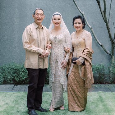 Mualaf, Putri Jusuf Hamka Sempat Unggah Foto Masa Kecil Peluk Al-Qur'an