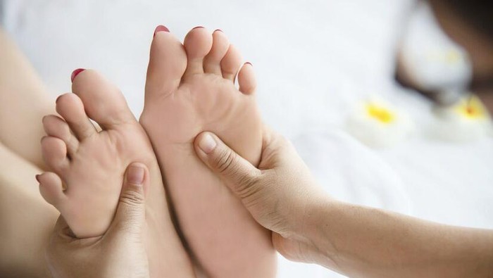 Tulang Jempol Kaki Kamu Bengkok Akibat Pakai Sepatu Sempit? Atasi Bunion dengan 4 Cara Ini!