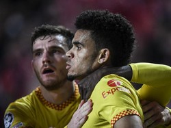 Ditimpuki Korek oleh Suporter Benfica, Robertson: Semoga Jadi Setop Rokok
