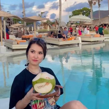 7 Potret Miyabi Liburan di Bali, Ikut Bersedekah & Ingin Berpuasa