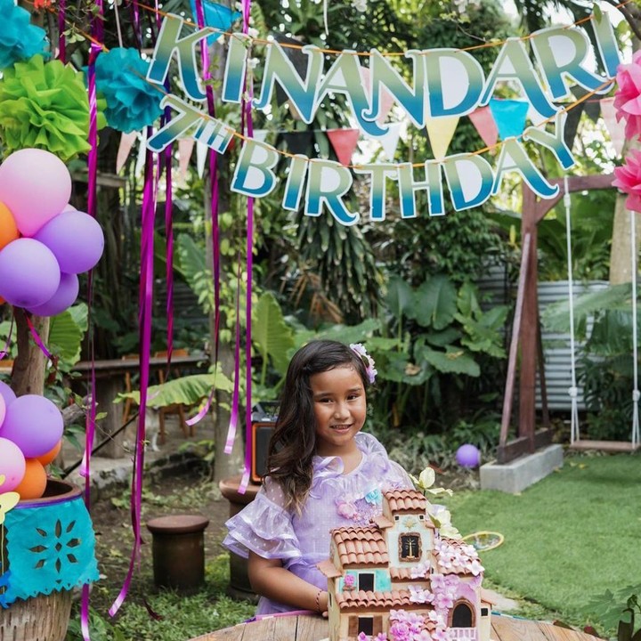 <p>Mengambil konsep garden party dengan tema film Animasi Disney <em>Encanto</em>, Kinandari memperlihatkan senyum manisnya di hari istimewanya itu. (Foto: Instagram @happysalma)</p>