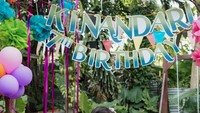 <p>Mengambil konsep garden party dengan tema film Animasi Disney <em>Encanto</em>, Kinandari memperlihatkan senyum manisnya di hari istimewanya itu. (Foto: Instagram @happysalma)</p>