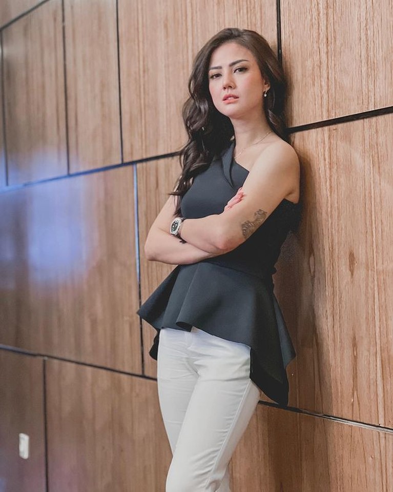 Nita Gunawan Nita Gunawan pamer tato