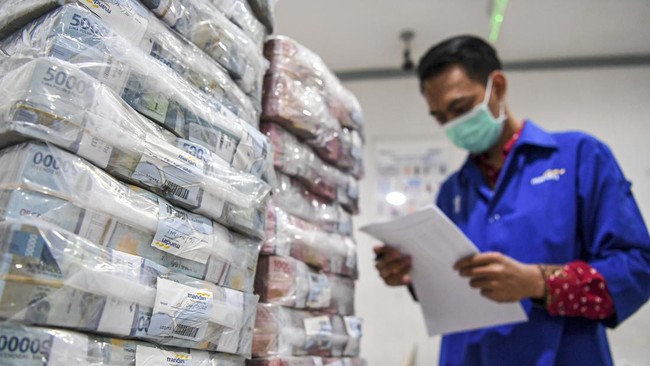 FOTO: Siap-siap Tukar Uang Demi Angpau Lebaran