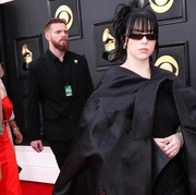 Biasa Terlihat Swag, Ini Detail Gaya Billie Eilish yang Nyentrik dan Misterius di Grammy Awards!