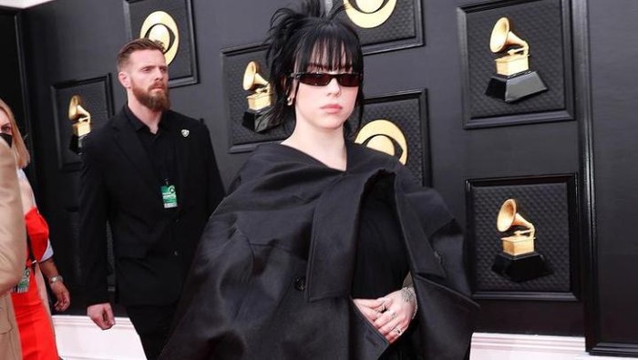 Biasa Terlihat Swag, Ini Detail Gaya Billie Eilish yang Nyentrik dan Misterius di Grammy Awards!