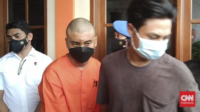 Polisi menggerebek pabrik pembuat kue kering dari bahan narkotika yang diambil dari China.