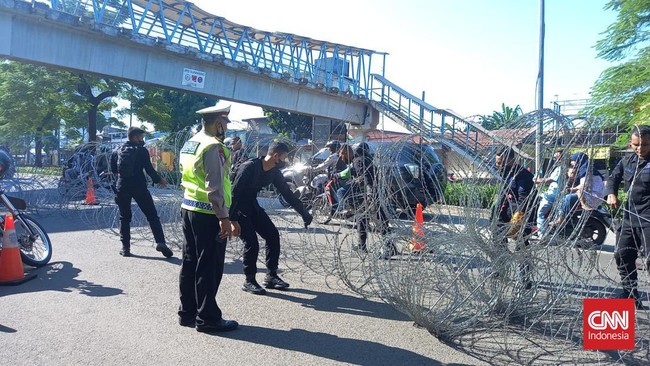 Sejumlah kendaraan taktis seperti water canon hingga kawat berduri juga disiagakan mengamankan sidang vonis Munarman di PN Jakarta Timur hari ini.