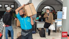 Asa Porter Stasiun Senen Mengais Rezeki dari Yang Datang dan Pergi
