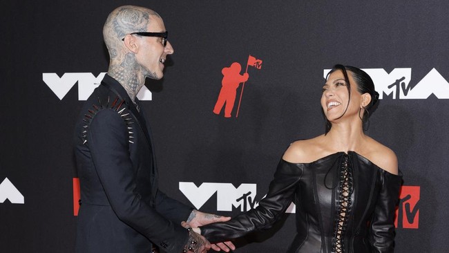 FOTO: Kemesraan Kourtney Kardashian dan Travis Barker Sebelum Nikah