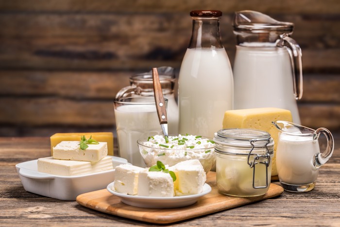 Still life with dairy product on wooden background Makanan dan Minuman Pemicu Migrain Menurut Dokter