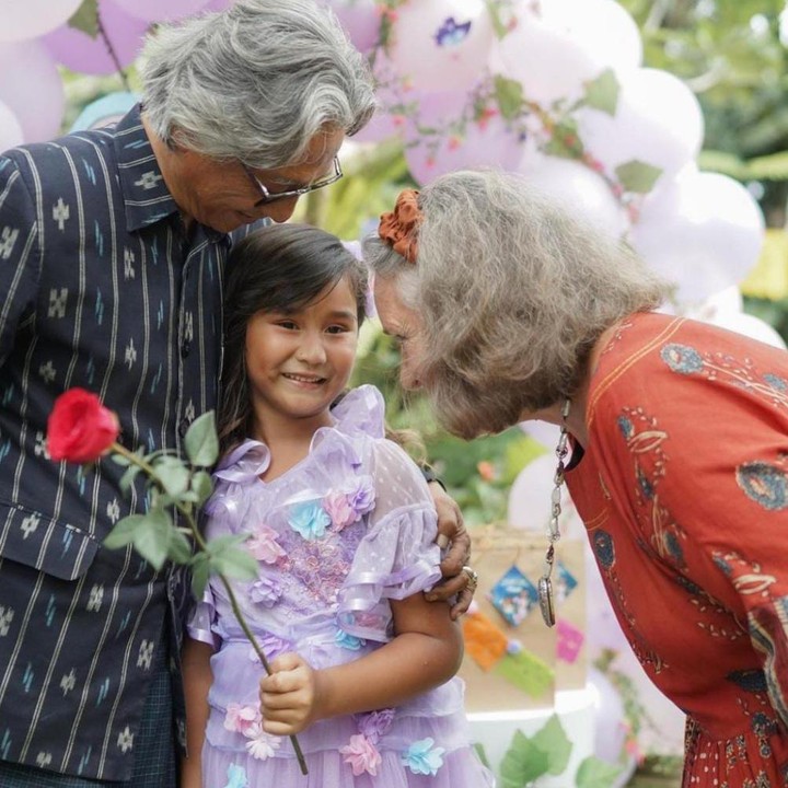 <p>Selain diramaikan oleh teman-temannya, sang kakek dan nenek juga turut hadir di acara ulang tahun Kinandari. (Foto: Instagram @happysalma)</p>