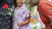 <p>Selain diramaikan oleh teman-temannya, sang kakek dan nenek juga turut hadir di acara ulang tahun Kinandari. (Foto: Instagram @happysalma)</p>