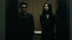 Jung Ho-yeon dan The Weeknd Asyik Karaokean dalam Out of Time