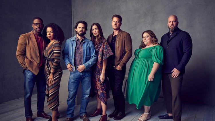 THIS IS US -- Season: 6 -- Pictured: (l-r) Sterling K. Brown as Randall, Susan Kelechi Watson as Beth, Milo Ventimiglia as Jack, Mandy Moore as Rebecca, Justin Hartley as Kevin, Chrissy Metz as Kate, Chris Sullivan as Toby -- (Photo by: Joe Pugliese/NBC)