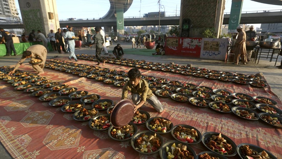 FOTO: Gelaran 'Bukber' Perdana di Pakistan Usai 2 Tahun Pandemi