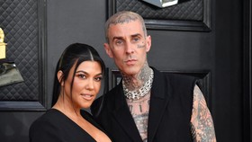 12 Posisi Tidur Berpelukan Versi Calma Sutra Kourtney Kardashian