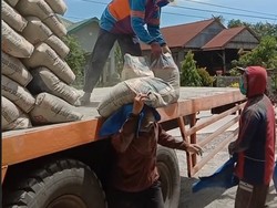 Viral Remaja Berhijab Kerja Jadi Kuli Angkat Semen, Alasannya Bikin Haru