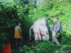 Diduga Tak Kuat Menanjak, Ambulans Terjun ke Jurang 60 Meter di Garut