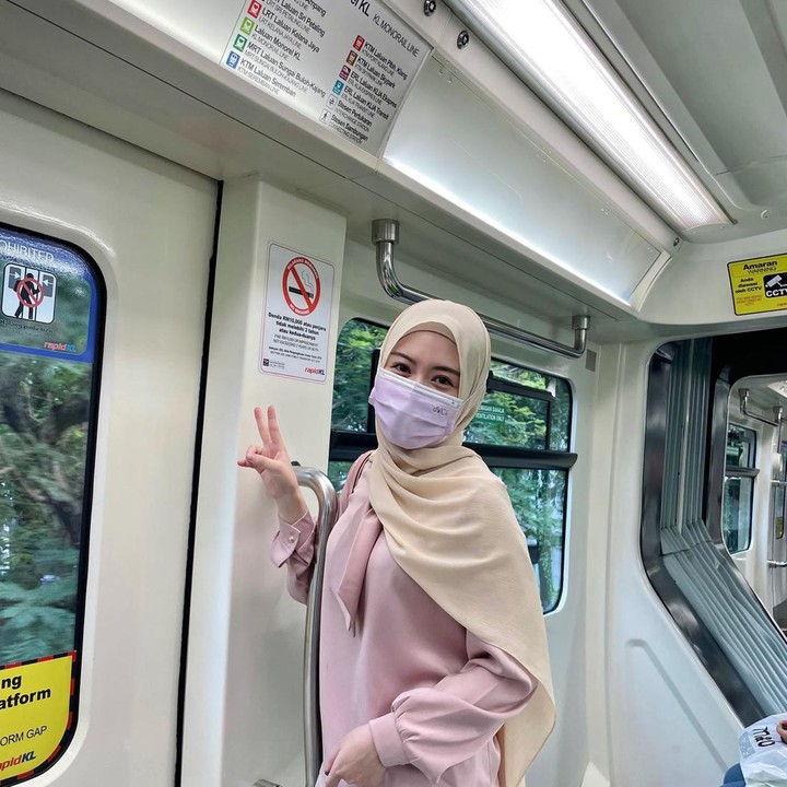 <p>Berbekal uang pas-pasan, ia pun hijrah ke Malaysia untuk mempelajari Islam lebih dalam. Perjuangannya pun tak mulus, idup di negara asing seorang diri membuat Ayana hampir menyerah dan sempat berpikir untuk pulang ke kampung halaman. Namun ia terus berdoa dan melanjutkan niatnya, Bunda. (Foto: Instagram @xolovelyayana)<br /><br /><br /></p>
