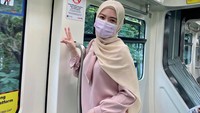 <p>Berbekal uang pas-pasan, ia pun hijrah ke Malaysia untuk mempelajari Islam lebih dalam. Perjuangannya pun tak mulus, idup di negara asing seorang diri membuat Ayana hampir menyerah dan sempat berpikir untuk pulang ke kampung halaman. Namun ia terus berdoa dan melanjutkan niatnya, Bunda. (Foto: Instagram @xolovelyayana)<br /><br /><br /></p>