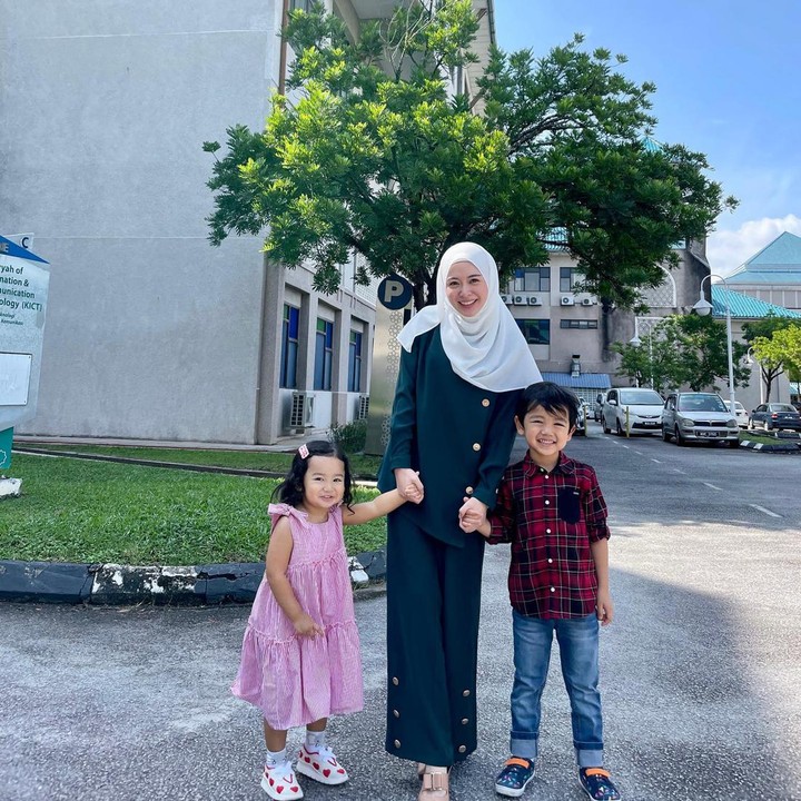 <p>Melalui media sosial, Ayana kerap bagikan potret kesehariannya, lho. Yang menarik, OOTD Ayana selalu mencuri perhatian karena ia terlihat begitu menawan dengan pakaian tertutup. (Foto: Instagram @xolovelyayana)<br /><br /><br /></p>