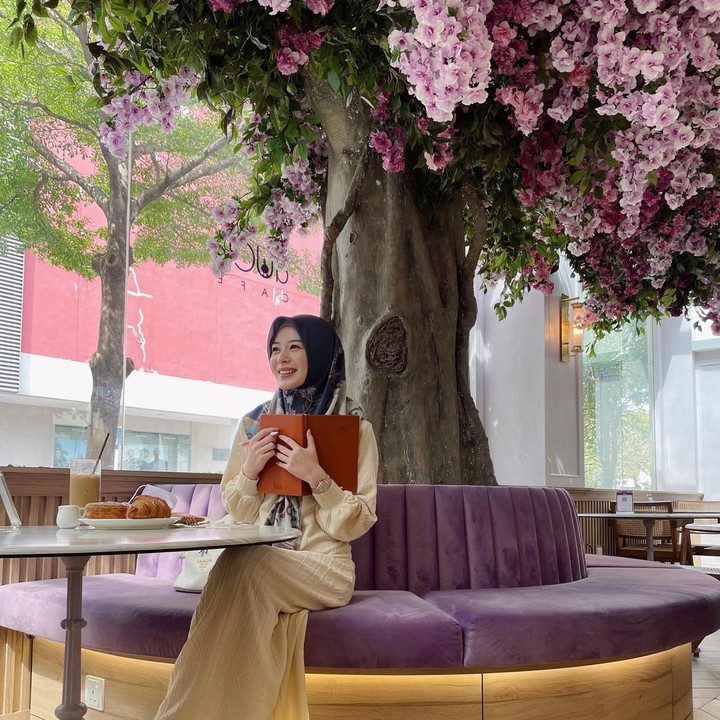 <p>Bunda tentu mengenal Ayana Jihye Moon, bukan? Sejak beberapa tahun yang lalu, wajahnya sering muncul di layar kaca Tanah Air dan semakin terkenal dengan kisahnya menjadi mualaf. (Foto: Instagram @xolovelyayana)<br /><br /><br /></p>