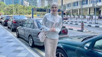 7 Potret OOTD Busana Muslim Ayana Moon Selebgram Korea yang Mualaf, Senang Pakai Batik