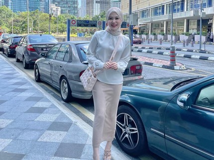 7 Potret OOTD Busana Muslim Ayana Moon Selebgram Korea yang Mualaf, Senang Pakai Batik