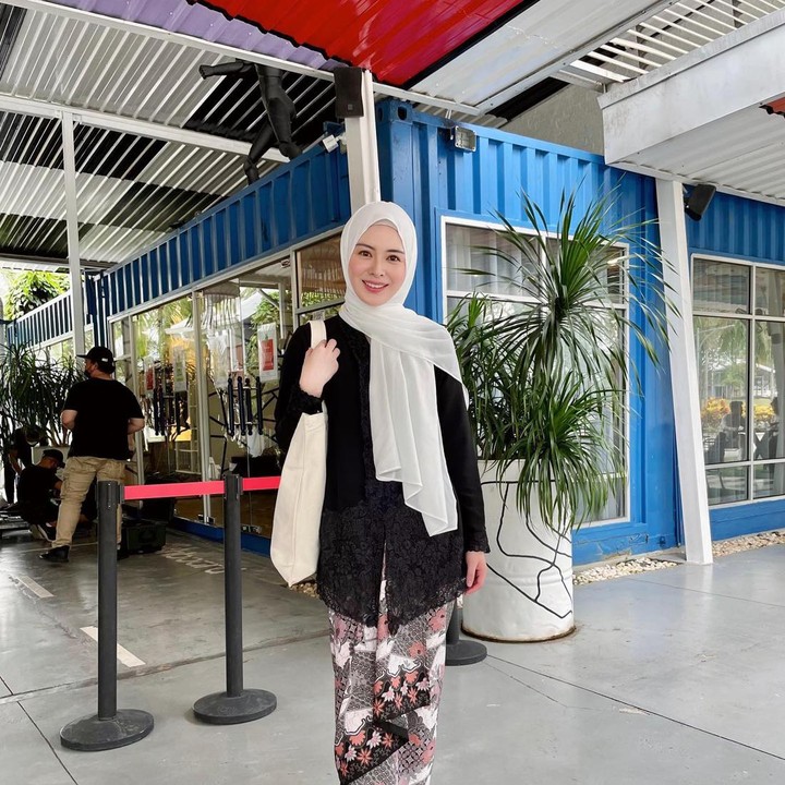 <p>Kecintaan Ayana pada Indonesia juga terlihat jelas, Bunda. Misalnya saja dalam potret berikut, ia ungkap senang bisa menggunakan batik. "Btw, today, I'm in batik. Saya meresa happy bgt dapat kebaya yang bisa tutup aurat saya properly. Biasanya saya ketemu yang pendek2 gituuuu.. hehe," tulisnya, dikutip dari akun @xolovelyayana. (Foto: Instagram @xolovelyayana)</p>